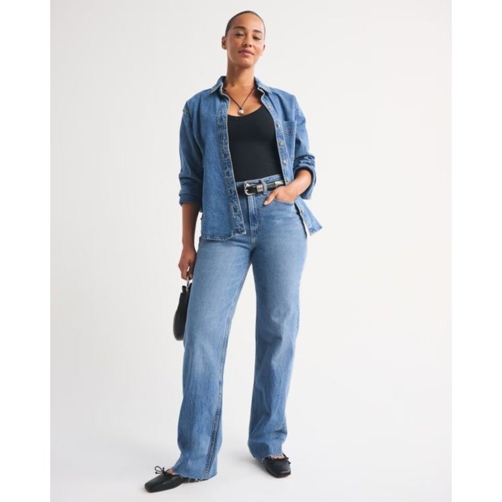 ABERCROMBIE & FITCH 90s Relaxed Curve Love Jean Women 36/22S High Rise Raw Hem